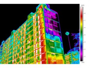 Colour thermograph of the Same Multi-Storey Paris Block of Flats (1945-67).  Parts of the building where most heat is being lost are shown in red.  An accompanying vertical surface temperature scale is also shown on the right of the image.  Click to enlarge.
