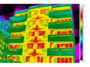 Colour thermograph of the Same Multi-Storey Paris Apartment Block (1975-81).  Parts of the building where most heat is being lost are shown in red.  An accompanying vertical surface temperature scale is also shown on the right of the image.  Click to enlarge.