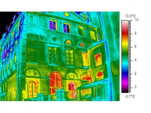 Colour thermograph of the Same Large Paris Residence (Before 1850).  Parts of the building where most heat is being lost are shown in red.  An accompanying vertical surface temperature scale is also shown on the right of the image.  Click to enlarge.