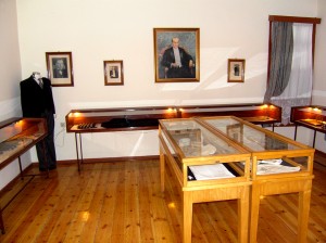 Colour photograph showing an interior view of the House and Museum ... room with Exhibits of his Personal Effects. Photograph taken by CJ Walsh. 2012-04-24. Click to enlarge.