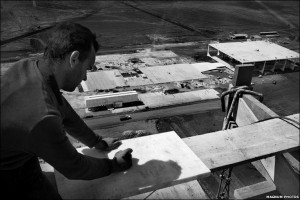 Black and white photograph showing construction work on top of one of the Secretariat Towers, in Brasilia's National Congress Building. Photograph taken by the Swiss photographer, René Burri. 1960. Click to enlarge.